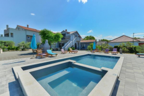 Отель Family friendly apartments with a swimming pool Privlaka, Zadar - 5762  Привлака